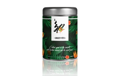 boîte de thé en couleur avec le logo et une phrase citation.