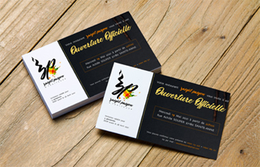 carton d'invitation pour ouverture officielle sur un fond bois